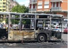 autobus bruciato