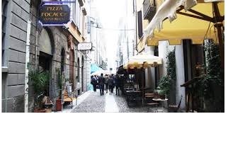 Cronaca/ Ferita gravemente da un passante con un coccio di vetro