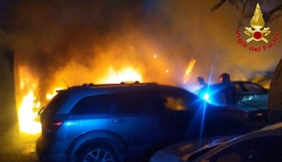 Malpensa/ Incendio in un parcheggio, distrutte dieci auto