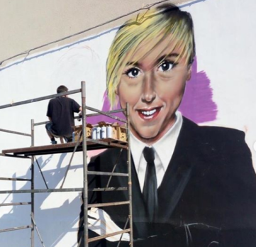 Taranto/ un murale dedicato a Nadia Toffa
