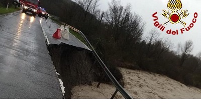 Maltempo: crolla tratto Cassia nel Senese, nessun ferito
