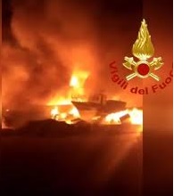 Lampedusa/ Rogo nel ‘cimitero’ delle barche dei migranti