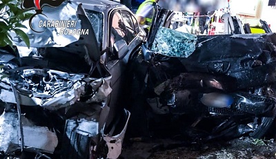 Cronaca nazionale/ Frontale tra due auto, quattro morti, tra loro una bambina