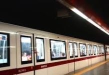 Roma/ Tentano di rubare un portafoglio nel vagone della metro: borseggiatori malmenati dai passeggeri