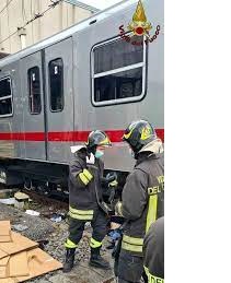 operai incastrati sotto il vagone