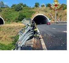 tir precipita da viadotto