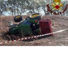 Cronaca nazionale/ Incidente sul lavoro, agricoltore muore schiacciato sotto il trattore