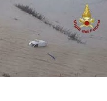 coppia travolta dall'acqua