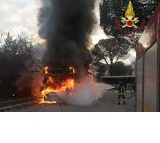 Roma/ Ennesimo autobus andato a fuoco in città