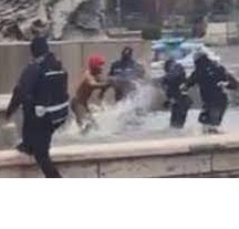 uomo nudo nella fontana