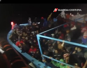 Lampedusa/ Approda sull’isola barcone con 280 migranti, sette sono deceduti