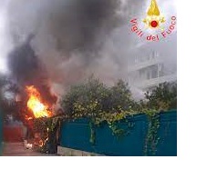 Cronaca nazionale/ Esplode una bombola a gpl, un morto edue feriti