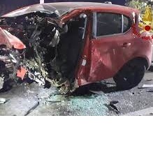 Cronaca nazionale/ Sbanda con l’auto e si schianta contro un albero: 26enne perde al vita