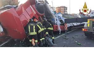 Roma/ Incidente sul Gra, camion si schianta contro un ponte: una persona perde la vita