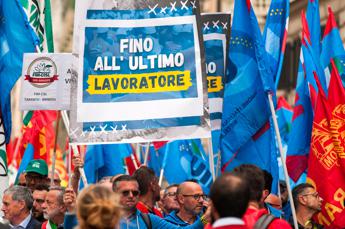 Ex Ilva, operai e indotto in corteo a Taranto: “Via Arcelor Mittal e scongiurare blocco attività”