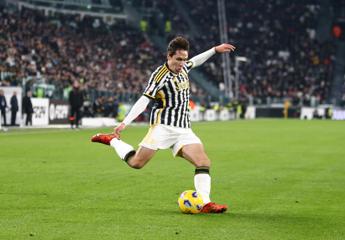 Juve, stop per Chiesa: scontro con Alex Sandro in allenamento