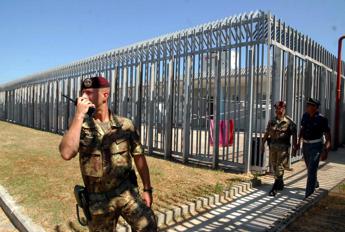 Roma, 22enne suicida nel Cpr di Ponte Galeria. Scatta protesta: due carabinieri feriti