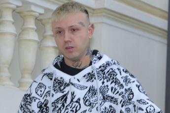 Sanremo 2024, Lazza contro cantanti che fingono di suonare: “Sono sputo in faccia”. Indiziati sono solo due… chi sarà?