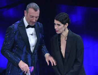 Sanremo 2024, dopo il caso Travolta le bollicine ‘sospette’? Lo scambio di battute tra Amadeus e Giorgia