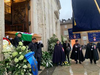 Vittorio Emanuele di Savoia, funerali in Duomo a Torino: il feretro accompagnato dal figlio