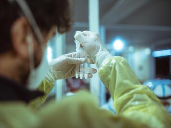 Covid Italia oggi, ultimo bollettino: contagi in aumento, Jn.1 variante predominante