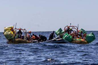 Migranti, soccorsi a raffica: “Almeno 50 morti in naufragio su gommone partito da Libia”