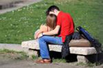 Sesso, l’allarme dei medici: “Giovani usano meno precauzioni, boom malattie”