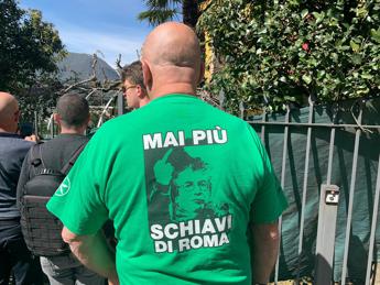 40 anni della Lega, Bossi invita i militanti a casa: fetta di torta e saluti col Senatur a Gemonio