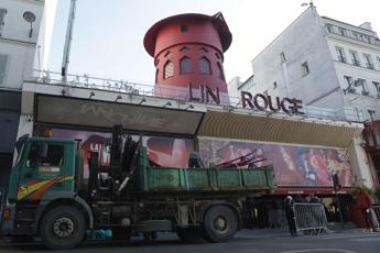 Moulin Rouge Parigi, cadute pale e alcune lettere