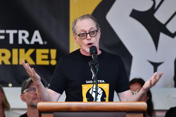 Steve Buscemi aggredito di notte a New York, l’attore colpito in faccia