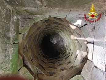 Bimbo morto nel pozzo, testimone racconta: “Chiedeva aiuto, ha parlato con i genitori”