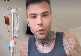 Fedez dimesso dall’ospedale. E in un video chiarisce: “Nessun abuso di alcool e droghe”