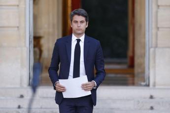 Francia, Macron respinge dimissioni Attal: “Per ora resti”