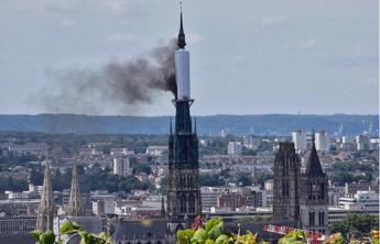 Francia, vasto incendio nella cattedrale di Rouen – Video
