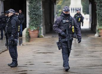 Gran Bretagna, uccide moglie e due figlie di un commentatore Bbc con una balestra: è caccia all’uomo